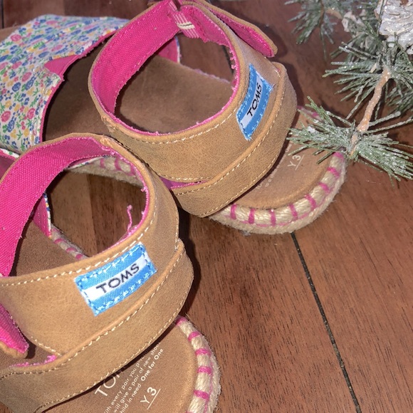 3/$12 Girls 3Y floral Toms sandals - Picture 2 of 4